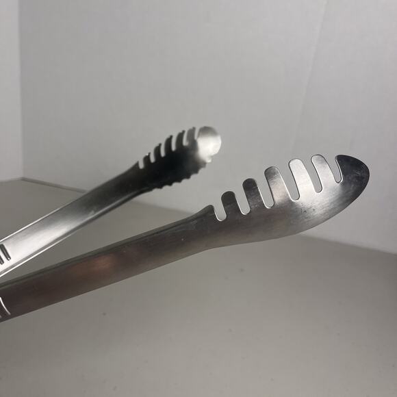 Le Creuset Locking Tongs Revolution 12" Stainless Steel Dull Tipped Scalloped - Picture 14 of 16